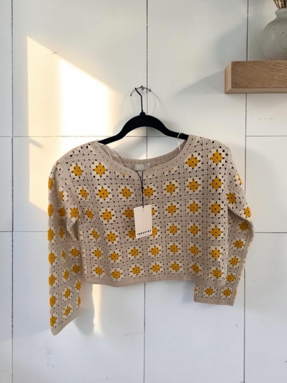 Crochet granny square cropped Sweater in Beige and Mustard